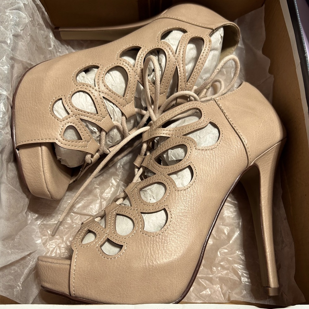 Adorable Stylish Brand New Bge/Nubuck Women’s Size 8